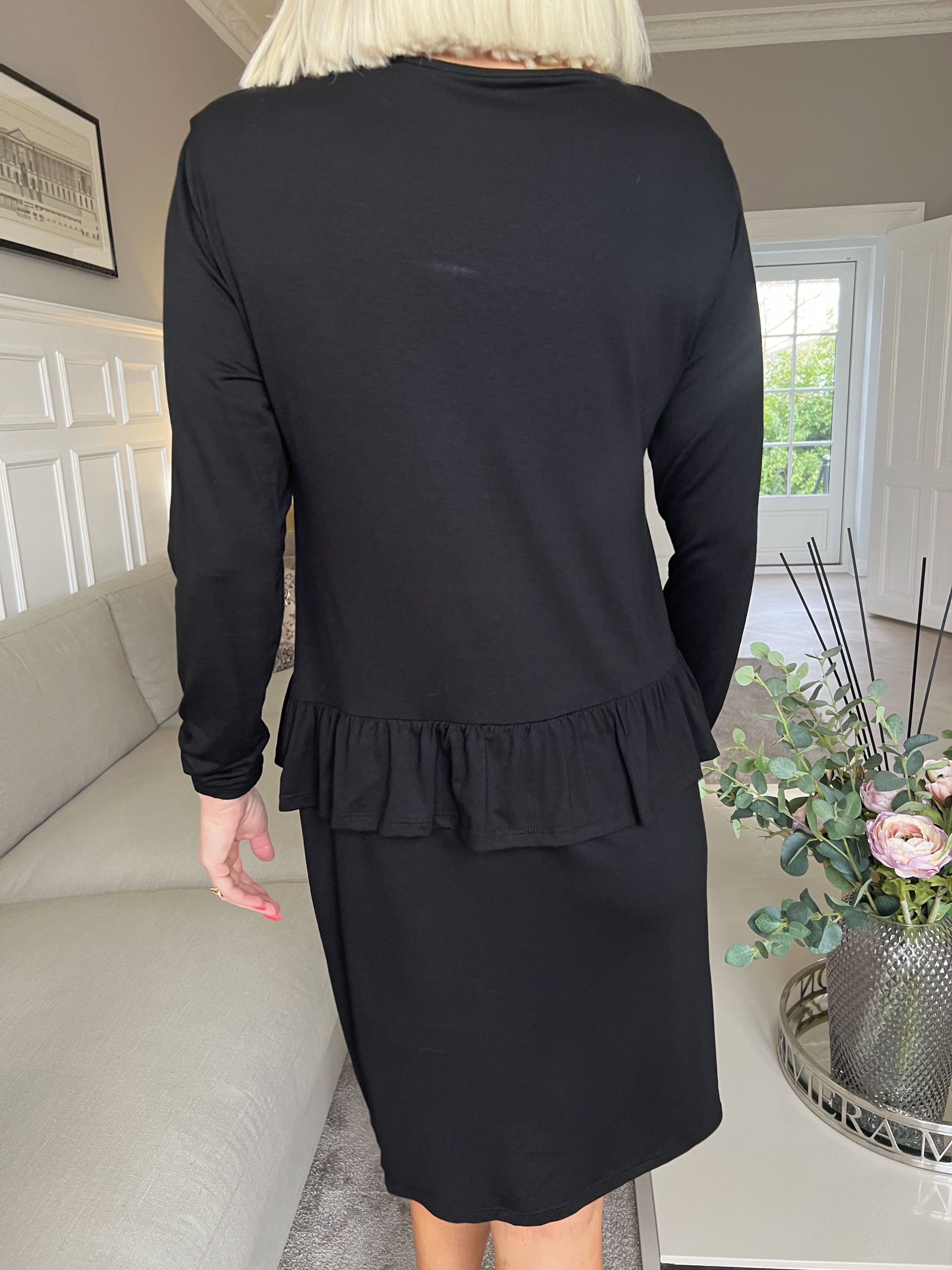 Vega - Solid jerseyklänning med söt volangkant